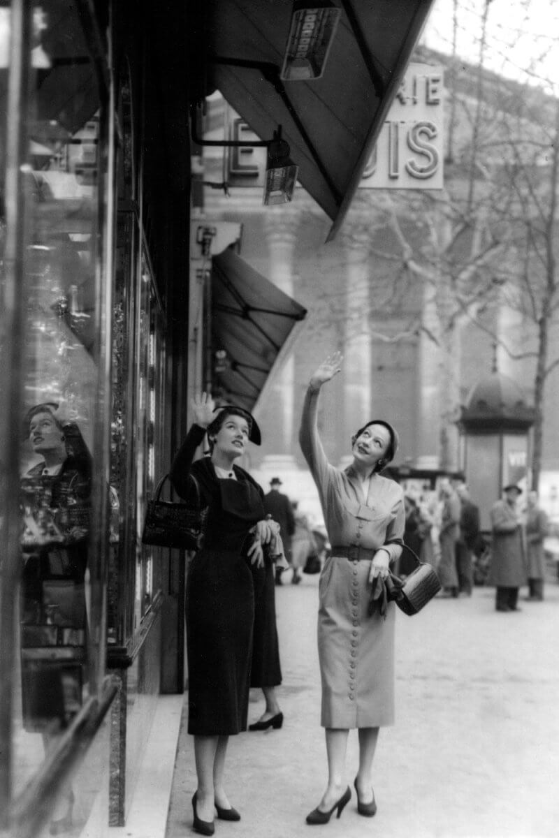 Twee dames staan onder een Schwank infrarood verwarming in de Rue Tronchet, Parijs in 1948.